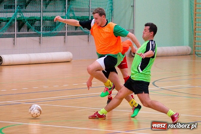 Zdjęcie w galerii na portalu naszraciborz.pl: Ćmy Barowe górą nad Czarnymi Koszulami. Pędzące Byki na dnie wiadomości z regionu