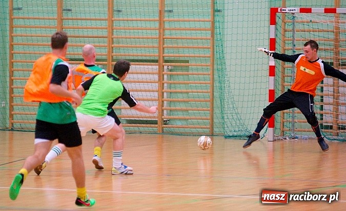 Zdjęcie w galerii na portalu naszraciborz.pl: Ćmy Barowe górą nad Czarnymi Koszulami. Pędzące Byki na dnie wiadomości z regionu