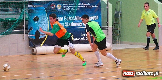 Zdjęcie w galerii na portalu naszraciborz.pl: Ćmy Barowe górą nad Czarnymi Koszulami. Pędzące Byki na dnie wiadomości z regionu