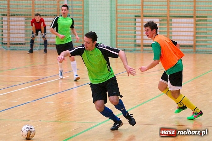 Zdjęcie w galerii na portalu naszraciborz.pl: Ćmy Barowe górą nad Czarnymi Koszulami. Pędzące Byki na dnie wiadomości z regionu