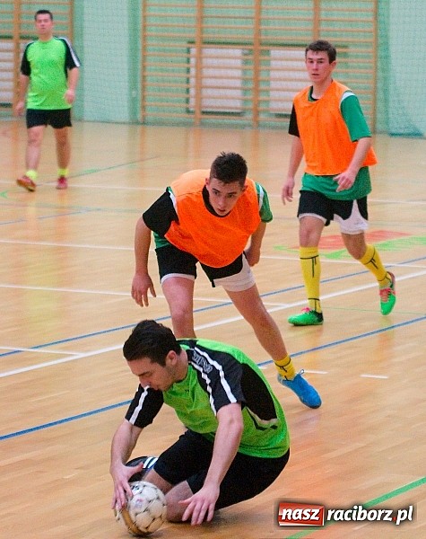 Zdjęcie w galerii na portalu naszraciborz.pl: Ćmy Barowe górą nad Czarnymi Koszulami. Pędzące Byki na dnie wiadomości z regionu