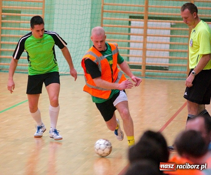 Zdjęcie w galerii na portalu naszraciborz.pl: Ćmy Barowe górą nad Czarnymi Koszulami. Pędzące Byki na dnie wiadomości z regionu