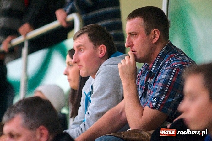 Zdjęcie w galerii na portalu naszraciborz.pl: Ćmy Barowe górą nad Czarnymi Koszulami. Pędzące Byki na dnie wiadomości z regionu