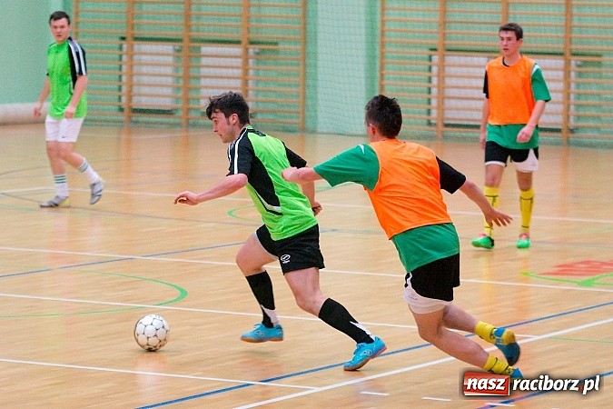 Zdjęcie w galerii na portalu naszraciborz.pl: Ćmy Barowe górą nad Czarnymi Koszulami. Pędzące Byki na dnie wiadomości z regionu