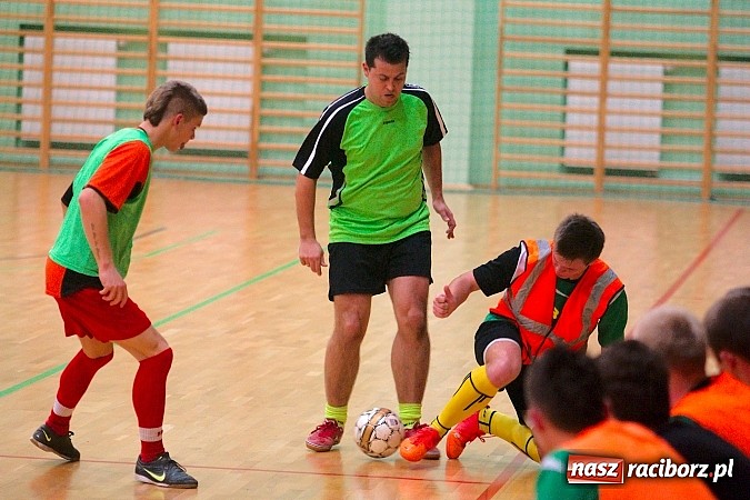 Zdjęcie w galerii na portalu naszraciborz.pl: Ćmy Barowe górą nad Czarnymi Koszulami. Pędzące Byki na dnie wiadomości z regionu