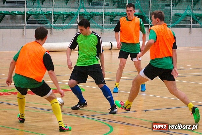 Zdjęcie w galerii na portalu naszraciborz.pl: Ćmy Barowe górą nad Czarnymi Koszulami. Pędzące Byki na dnie wiadomości z regionu