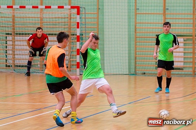 Zdjęcie w galerii na portalu naszraciborz.pl: Ćmy Barowe górą nad Czarnymi Koszulami. Pędzące Byki na dnie wiadomości z regionu