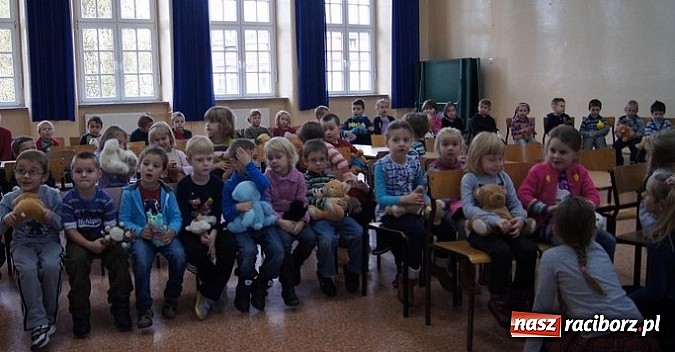 Zdjęcie w galerii na portalu naszraciborz.pl: Przedszkolaki uczą się ratować w SP-4 wiadomości z regionu