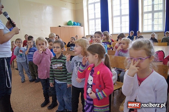 Zdjęcie w galerii na portalu naszraciborz.pl: Przedszkolaki uczą się ratować w SP-4 wiadomości z regionu