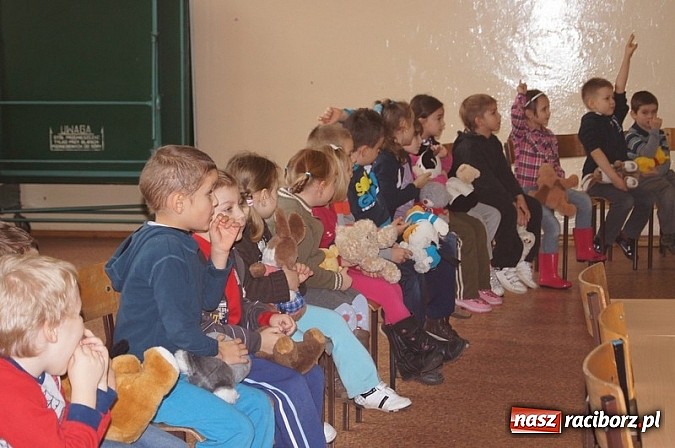 Zdjęcie w galerii na portalu naszraciborz.pl: Przedszkolaki uczą się ratować w SP-4 wiadomości z regionu