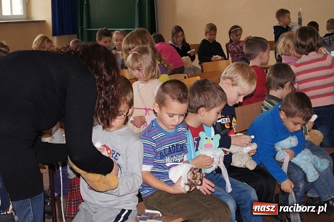 Zdjęcie w galerii na portalu naszraciborz.pl: Przedszkolaki uczą się ratować w SP-4 wiadomości z regionu