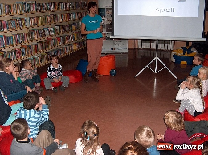 Zdjęcie w galerii na portalu naszraciborz.pl: Uczą się języka angielskiego słuchając bajek wiadomości z regionu