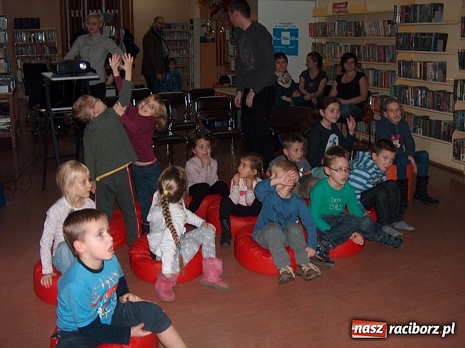 Zdjęcie w galerii na portalu naszraciborz.pl: Uczą się języka angielskiego słuchając bajek wiadomości z regionu