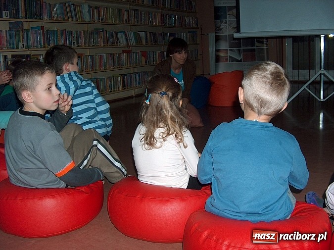 Zdjęcie w galerii na portalu naszraciborz.pl: Uczą się języka angielskiego słuchając bajek wiadomości z regionu