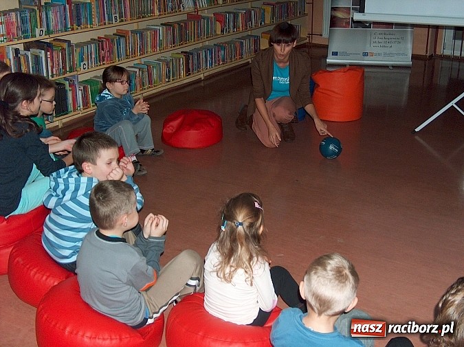 Zdjęcie w galerii na portalu naszraciborz.pl: Uczą się języka angielskiego słuchając bajek wiadomości z regionu