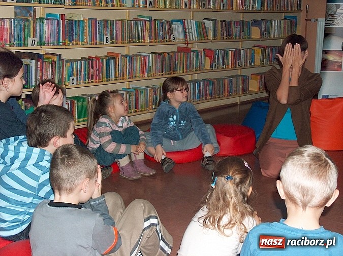 Zdjęcie w galerii na portalu naszraciborz.pl: Uczą się języka angielskiego słuchając bajek wiadomości z regionu