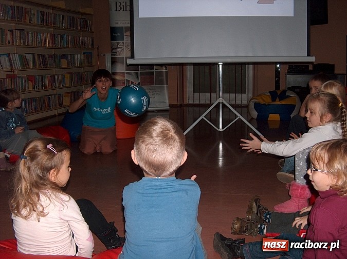 Zdjęcie w galerii na portalu naszraciborz.pl: Uczą się języka angielskiego słuchając bajek wiadomości z regionu