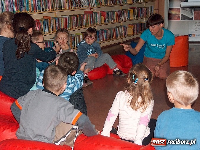 Zdjęcie w galerii na portalu naszraciborz.pl: Uczą się języka angielskiego słuchając bajek wiadomości z regionu