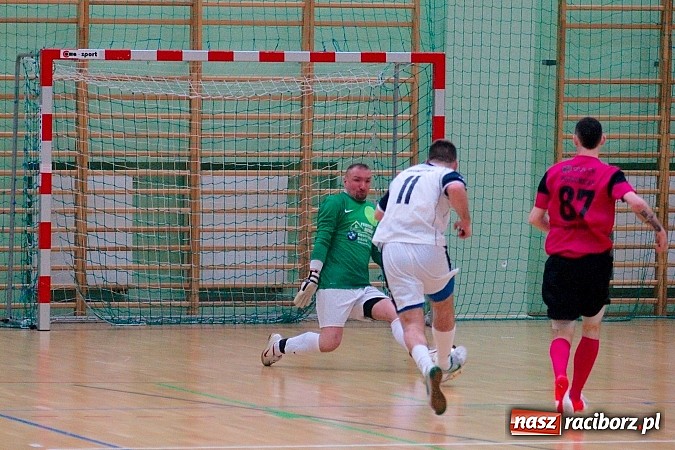 Zdjęcie w galerii na portalu naszraciborz.pl: Nieudana pogoń Żorskiej. OSK Elka na kolanach wiadomości z regionu