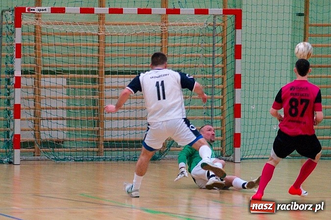 Zdjęcie w galerii na portalu naszraciborz.pl: Nieudana pogoń Żorskiej. OSK Elka na kolanach wiadomości z regionu