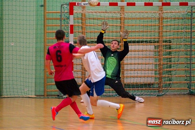 Zdjęcie w galerii na portalu naszraciborz.pl: Nieudana pogoń Żorskiej. OSK Elka na kolanach wiadomości z regionu