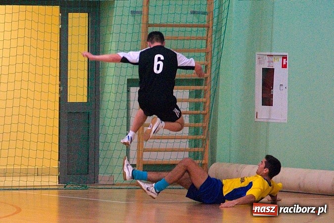 Zdjęcie w galerii na portalu naszraciborz.pl: Nieudana pogoń Żorskiej. OSK Elka na kolanach wiadomości z regionu