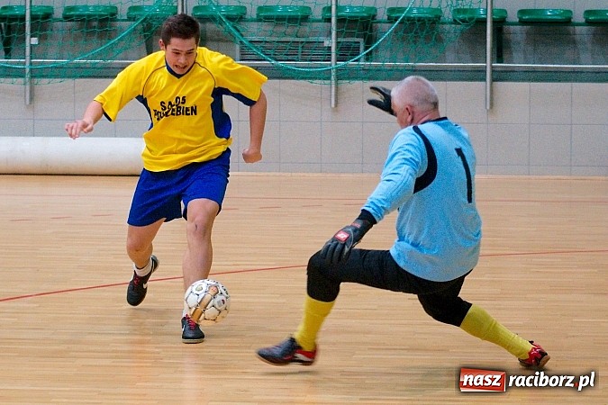 Zdjęcie w galerii na portalu naszraciborz.pl: Nieudana pogoń Żorskiej. OSK Elka na kolanach wiadomości z regionu