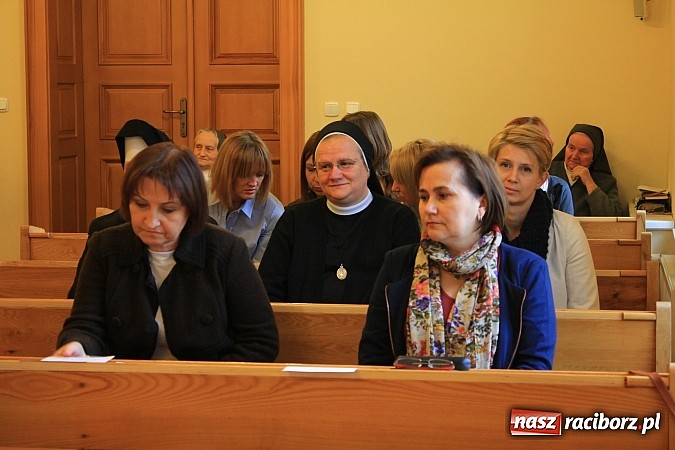 Zdjęcie w galerii na portalu naszraciborz.pl: Pracownicy socjalni świętowali w Pogrzebieniu wiadomości z regionu