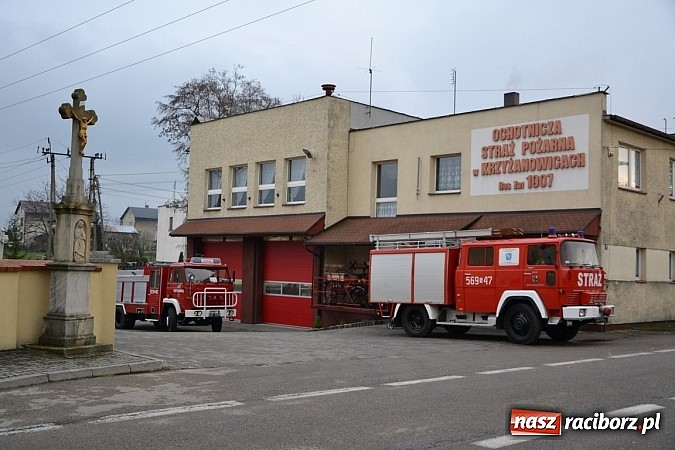 Zdjęcie w galerii na portalu naszraciborz.pl: Zajechał strażacki mercedes do Krzyżanowic wiadomości z regionu