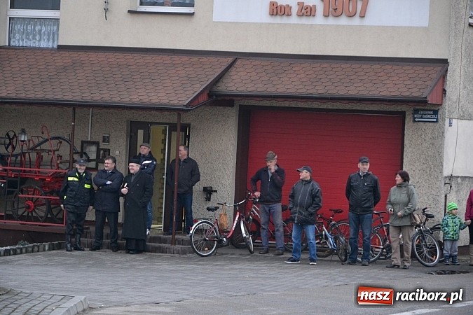 Zdjęcie w galerii na portalu naszraciborz.pl: Zajechał strażacki mercedes do Krzyżanowic wiadomości z regionu
