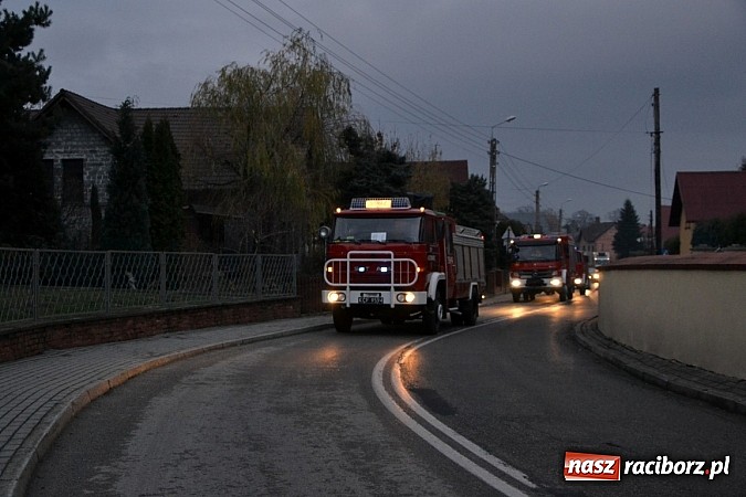 Zdjęcie w galerii na portalu naszraciborz.pl: Zajechał strażacki mercedes do Krzyżanowic wiadomości z regionu