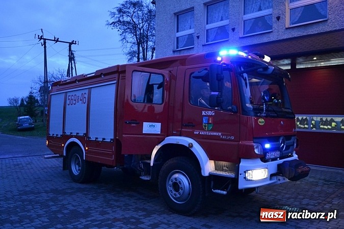 Zdjęcie w galerii na portalu naszraciborz.pl: Zajechał strażacki mercedes do Krzyżanowic wiadomości z regionu