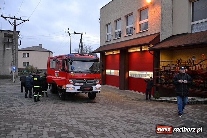 Zdjęcie w galerii na portalu naszraciborz.pl: Zajechał strażacki mercedes do Krzyżanowic wiadomości z regionu