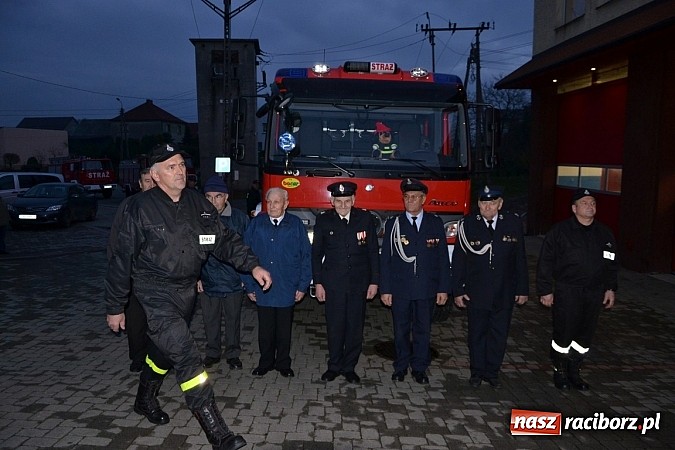 Zdjęcie w galerii na portalu naszraciborz.pl: Zajechał strażacki mercedes do Krzyżanowic wiadomości z regionu