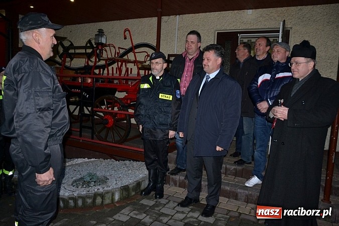 Zdjęcie w galerii na portalu naszraciborz.pl: Zajechał strażacki mercedes do Krzyżanowic wiadomości z regionu