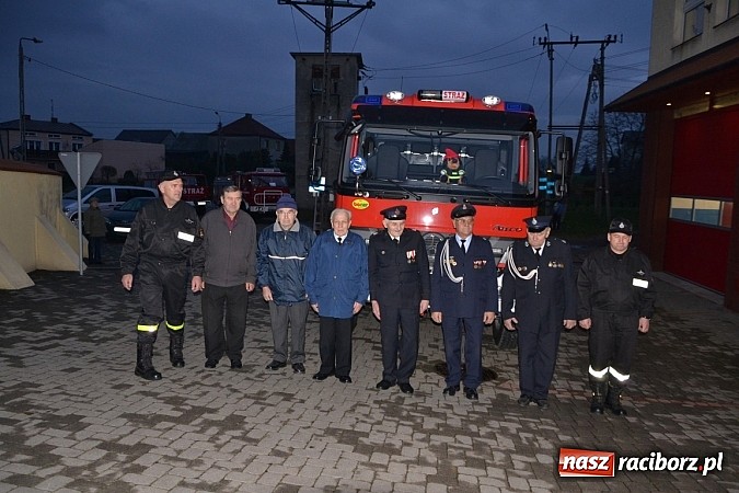 Zdjęcie w galerii na portalu naszraciborz.pl: Zajechał strażacki mercedes do Krzyżanowic wiadomości z regionu