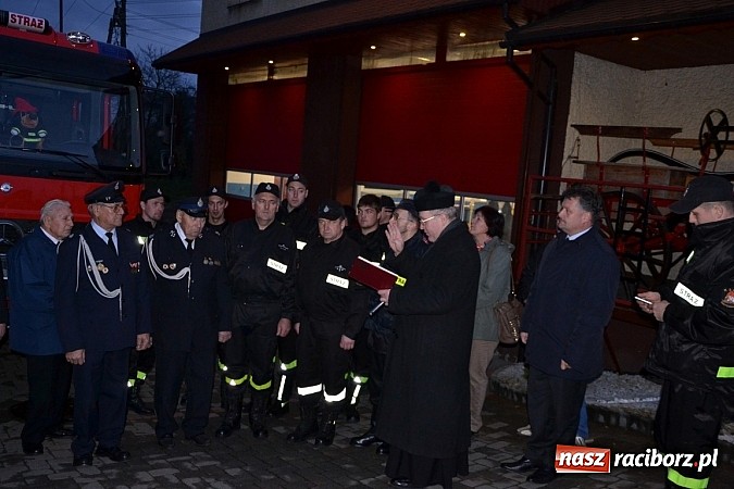 Zdjęcie w galerii na portalu naszraciborz.pl: Zajechał strażacki mercedes do Krzyżanowic wiadomości z regionu
