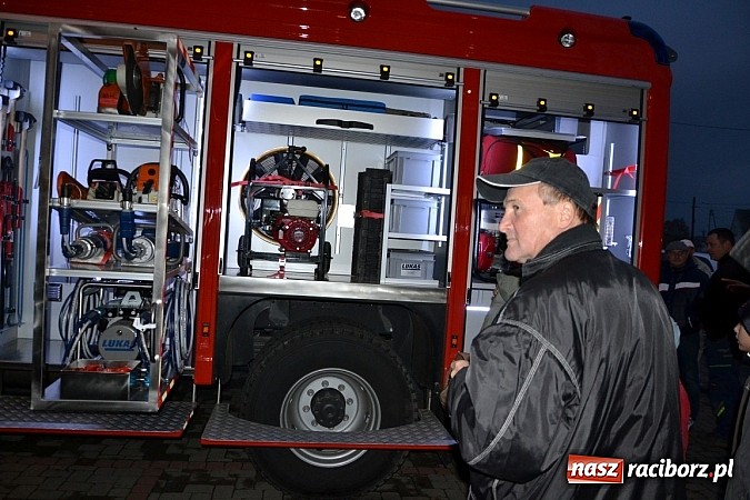 Zdjęcie w galerii na portalu naszraciborz.pl: Zajechał strażacki mercedes do Krzyżanowic wiadomości z regionu