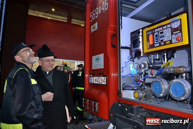 Zdjęcie w galerii na portalu naszraciborz.pl: Zajechał strażacki mercedes do Krzyżanowic wiadomości z regionu