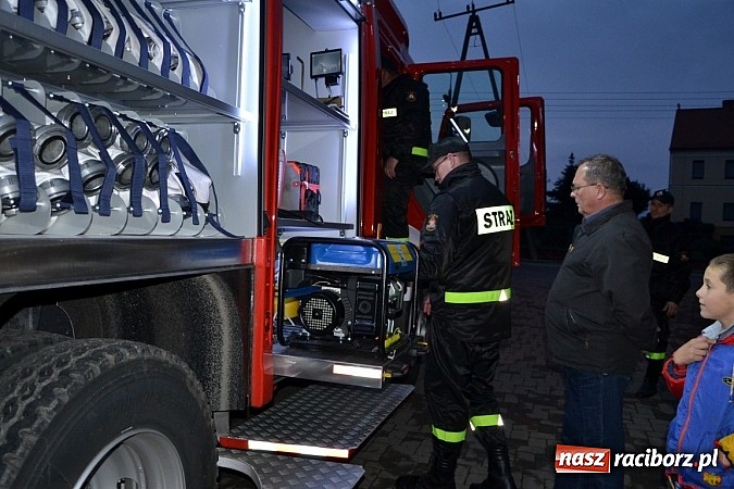 Zdjęcie w galerii na portalu naszraciborz.pl: Zajechał strażacki mercedes do Krzyżanowic wiadomości z regionu