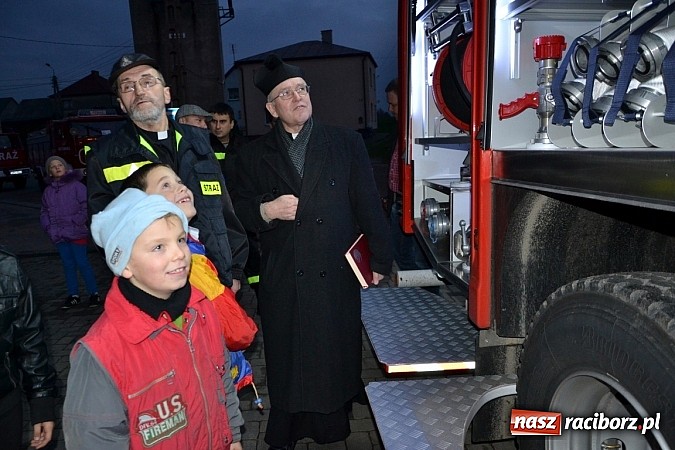 Zdjęcie w galerii na portalu naszraciborz.pl: Zajechał strażacki mercedes do Krzyżanowic wiadomości z regionu