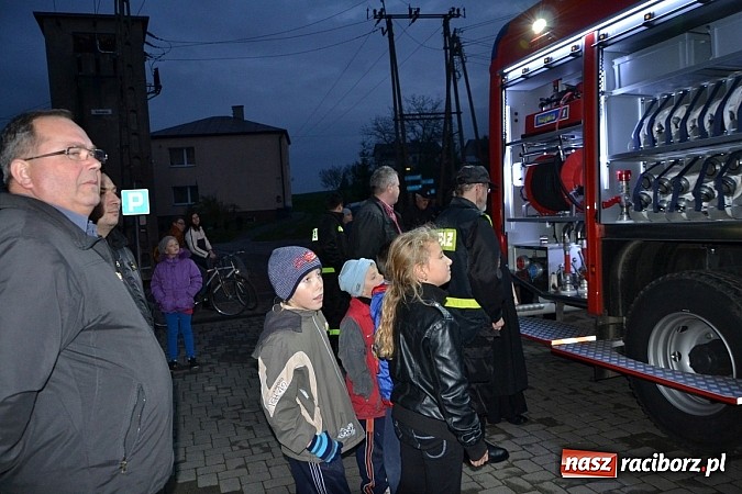 Zdjęcie w galerii na portalu naszraciborz.pl: Zajechał strażacki mercedes do Krzyżanowic wiadomości z regionu