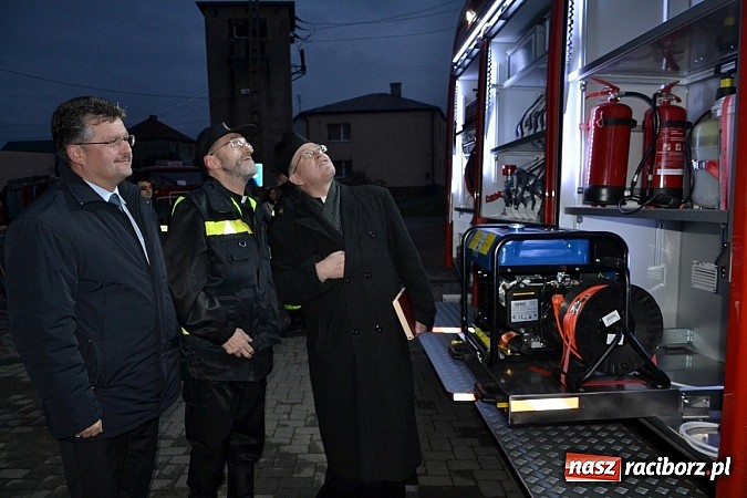Zdjęcie w galerii na portalu naszraciborz.pl: Zajechał strażacki mercedes do Krzyżanowic wiadomości z regionu