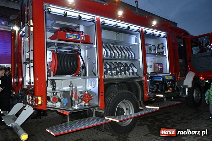 Zdjęcie w galerii na portalu naszraciborz.pl: Zajechał strażacki mercedes do Krzyżanowic wiadomości z regionu