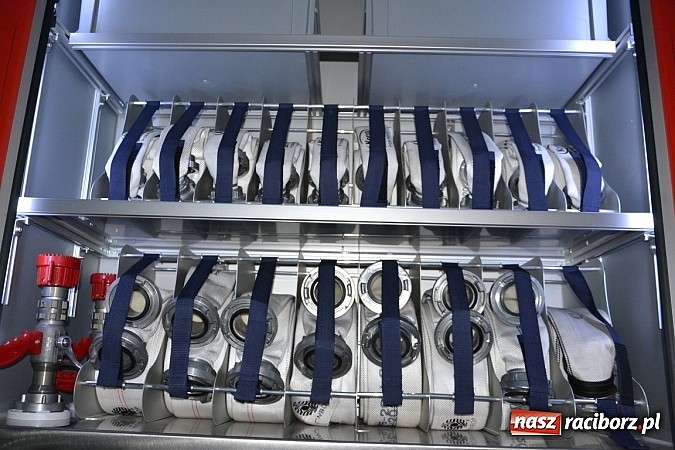 Zdjęcie w galerii na portalu naszraciborz.pl: Zajechał strażacki mercedes do Krzyżanowic wiadomości z regionu