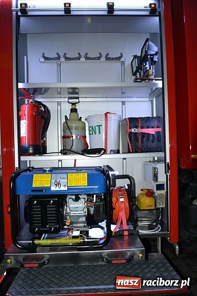 Zdjęcie w galerii na portalu naszraciborz.pl: Zajechał strażacki mercedes do Krzyżanowic wiadomości z regionu