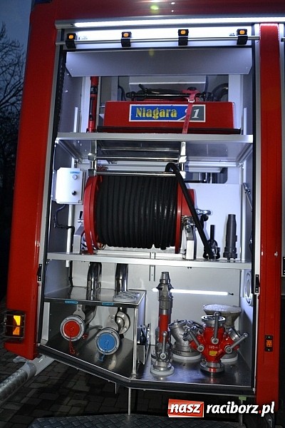 Zdjęcie w galerii na portalu naszraciborz.pl: Zajechał strażacki mercedes do Krzyżanowic wiadomości z regionu