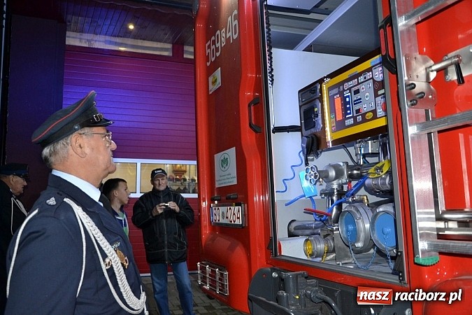 Zdjęcie w galerii na portalu naszraciborz.pl: Zajechał strażacki mercedes do Krzyżanowic wiadomości z regionu