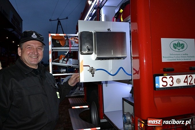 Zdjęcie w galerii na portalu naszraciborz.pl: Zajechał strażacki mercedes do Krzyżanowic wiadomości z regionu