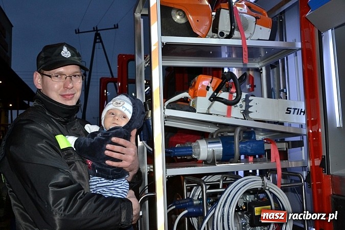 Zdjęcie w galerii na portalu naszraciborz.pl: Zajechał strażacki mercedes do Krzyżanowic wiadomości z regionu